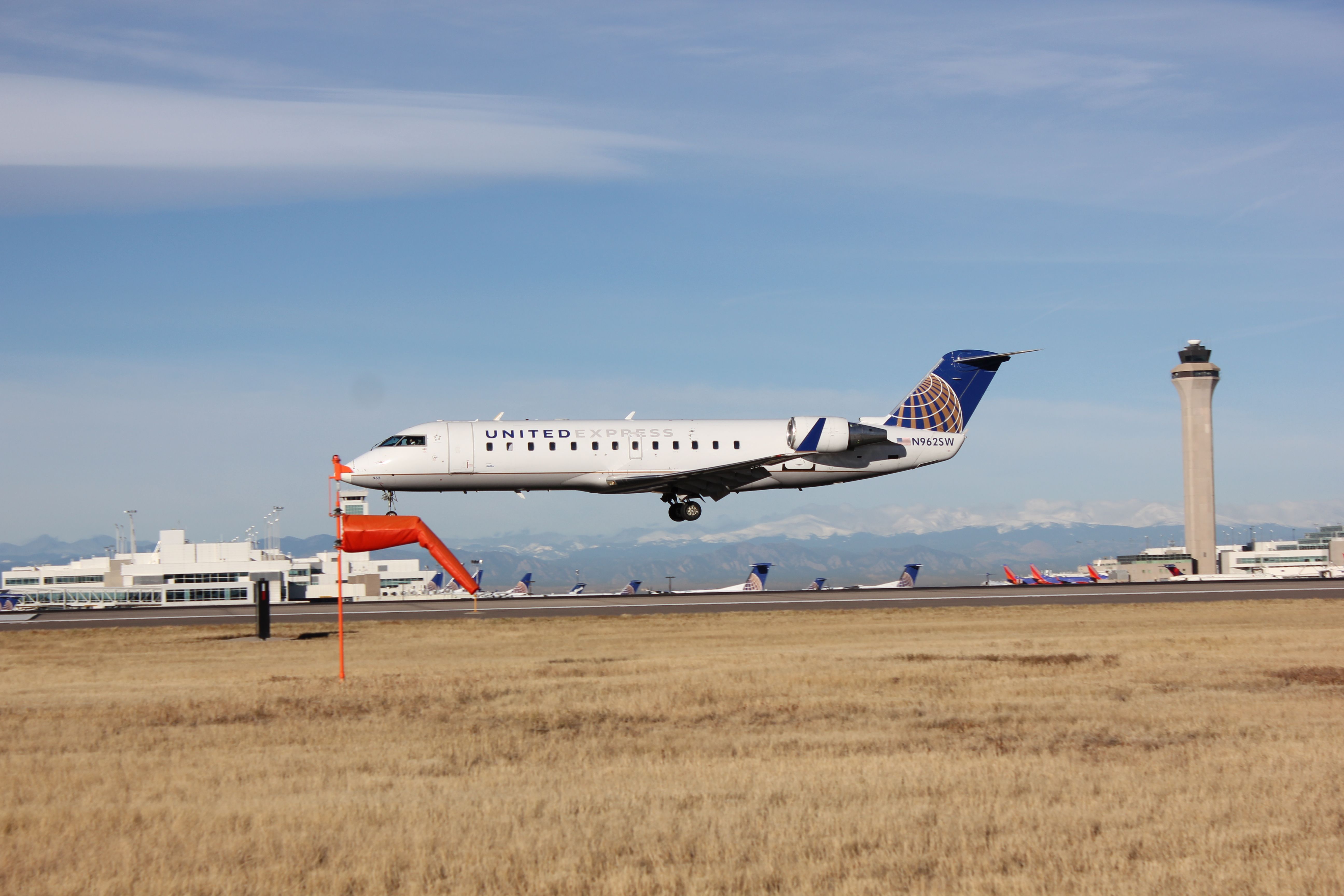 Canadair Regional Jet CRJ-200 (N962SW) - 10-28-2015, landing on 17R.