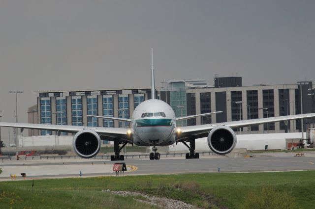 Boeing 777-200 (B-KQD) - CPA825 set to return to VHHH on 24R at CYYZ