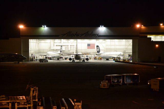 BOEING 737-400 — - An early morning at the Alaskan hangars in Seattle.