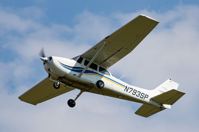 Cessna Skyhawk (N793SP) - I was standing at field