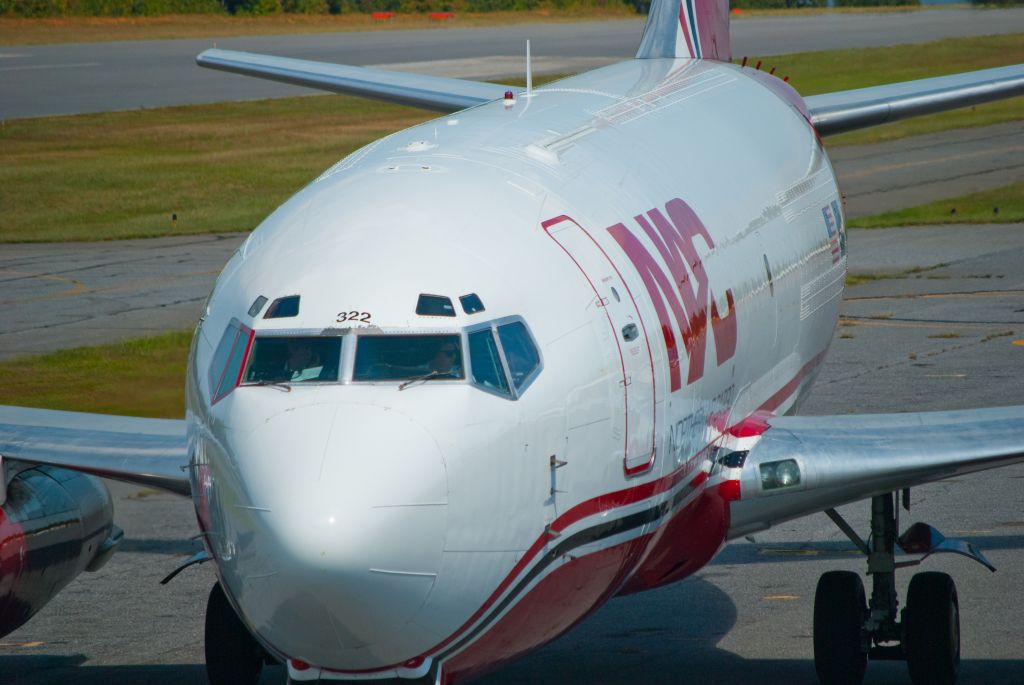 Boeing 737-200 (NAC946) - N322DL