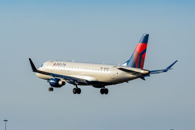 Embraer 175 (N520SY) - A SkyWest ERJ175 landing at PHX on 2/5/23. Taken with a Canon R7 and Tamron 70-200 G2 lens.