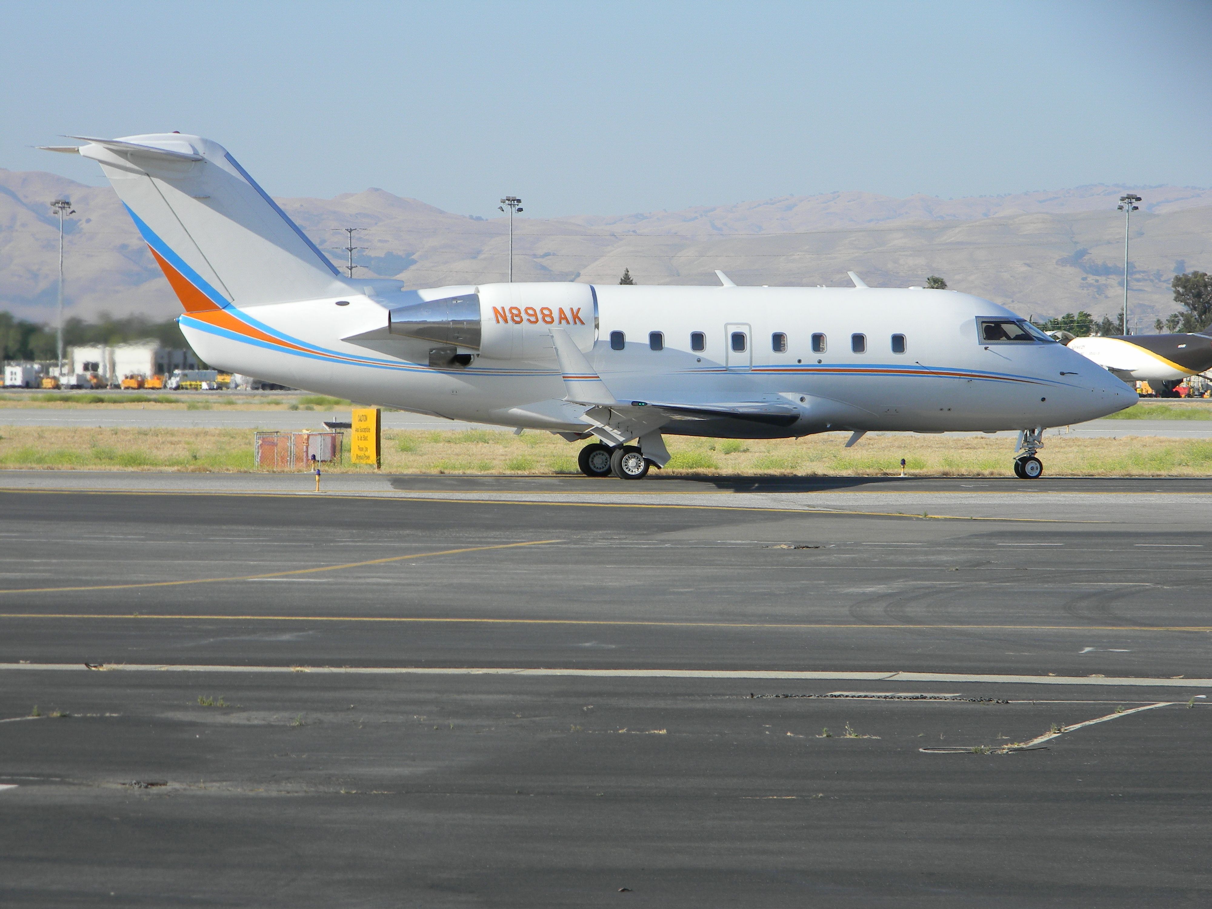 Canadair Challenger (N898AK)