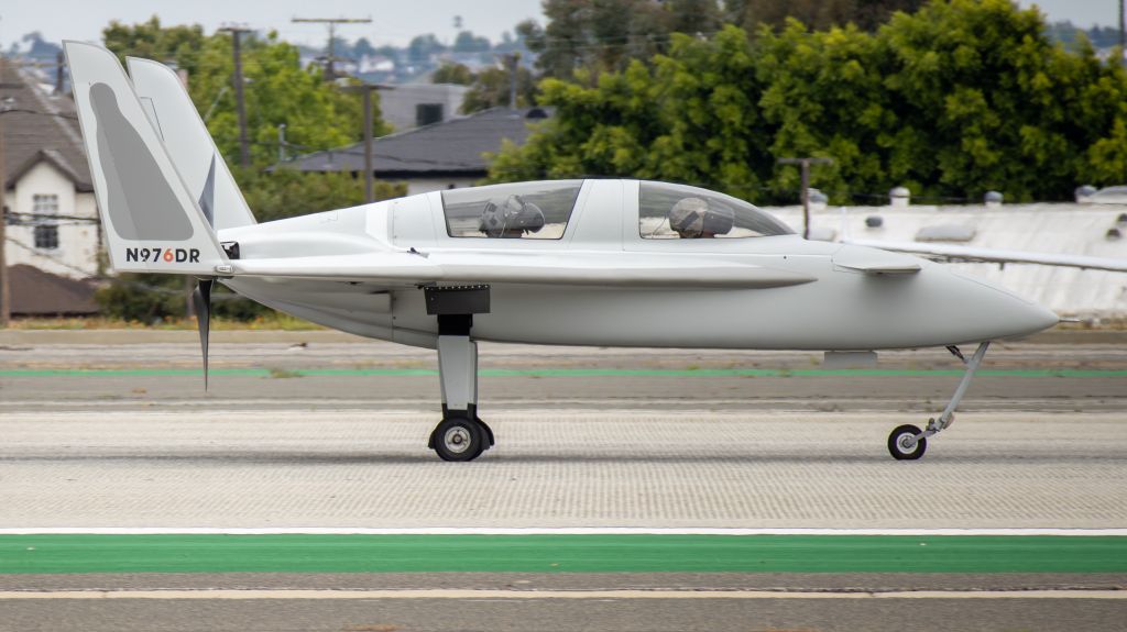 Experimental  (N976DR) - Landing at Santa Monica with some interesting headgear