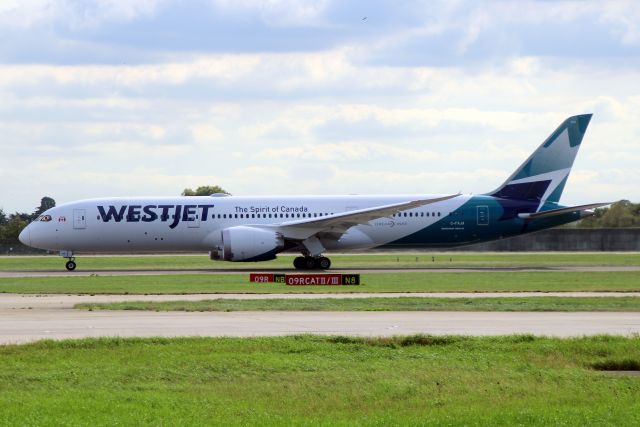 Boeing 787-9 Dreamliner (C-FAJA) - Departing rwy 09R on 14-Sep-22 operating flight WJA19 to YYC on its first visit to EGLL.