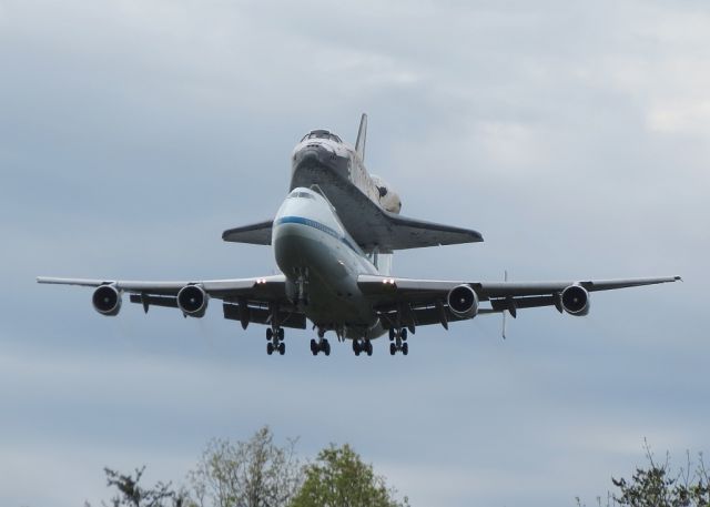 BOEING 747-100 (N905NA) - Space Shuttle Discovery ( OS-103 ) on her last mission to her new home at the Udvar-Hazy Center.