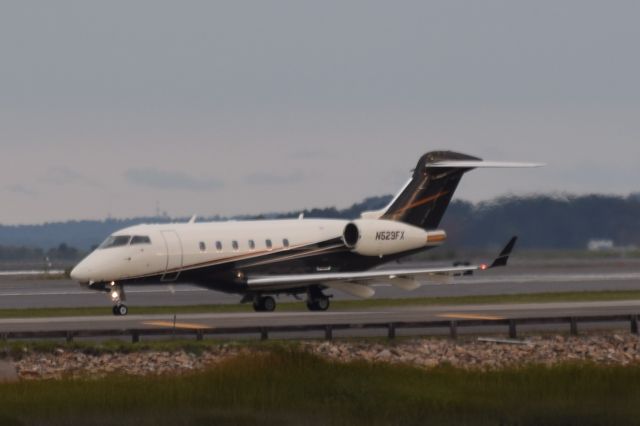 Bombardier Challenger 300 (N529FX)