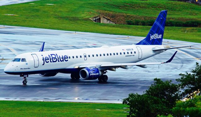 Embraer ERJ-190 (N266JB) - JetBlue E190 taxing to the Runway on TJSJ AIRPORT!