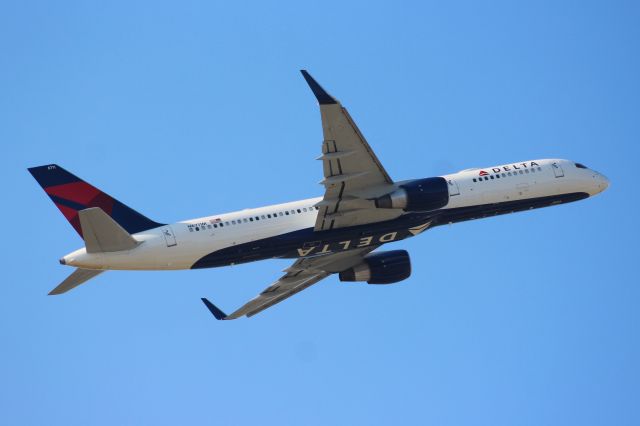 Boeing 757-200 (N6711M)