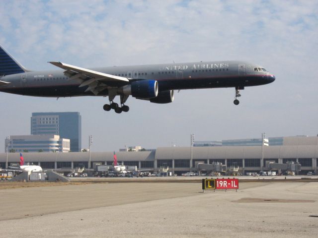 Boeing 757-200 (N570UA) - Landing on RWY 19R