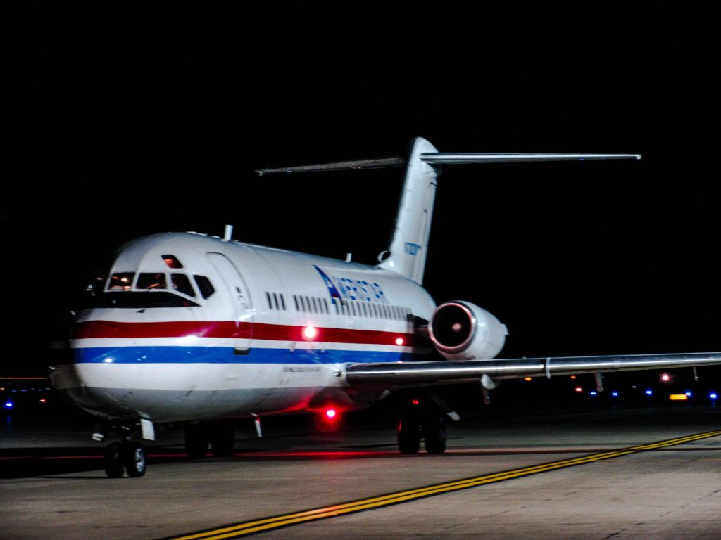 Douglas DC-9-10 (N783TW) - Late night quick turn for 783TW. First time fueling one. Definitely a blast from the past.