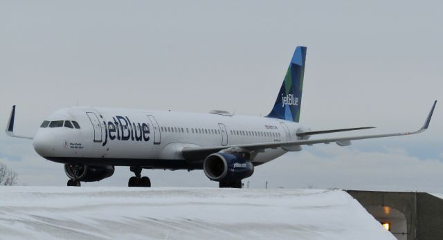 Airbus A321 (N907JB) - Rare for buffalo- a JetBlue A321! Taxiing for the gate.