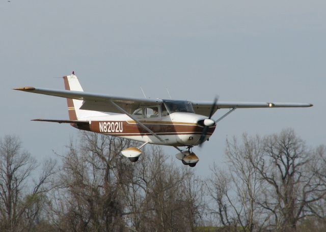 Cessna Skyhawk (N8202U) - Landing on runway 14 at the Shreveport Downtown airport.