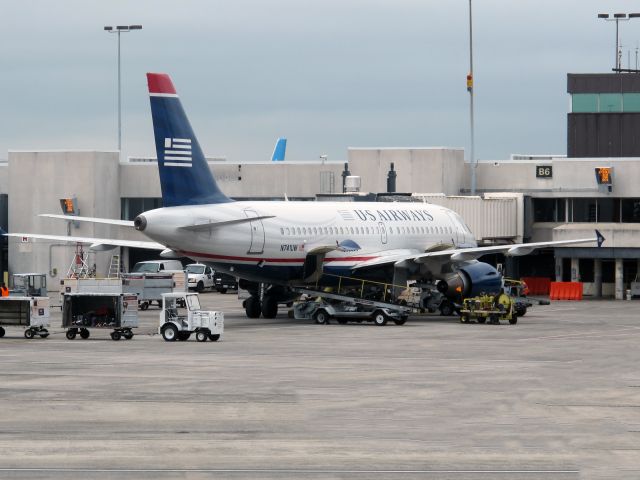 Airbus A319 (N741UW) - I am always thrilled by the infrasrtructre that runs when an airliner docks onto the gate.