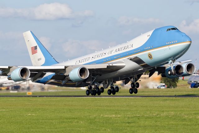 Boeing 747-200 (82-8000)