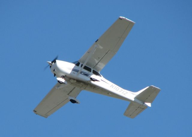 Cessna Skyhawk (N1071Z) - Just took off from 23 at the Downtown Shreveport airport.