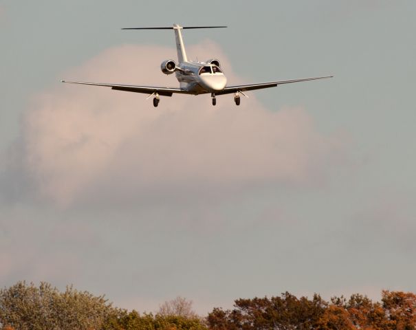 Cessna Citation CJ3 (N525EZ) - Landing RW26. The aircraft is managed by RELIANT AIR. RELIANT AIR offers the lowest fuel price on the Danbury (KDXR) Airport.