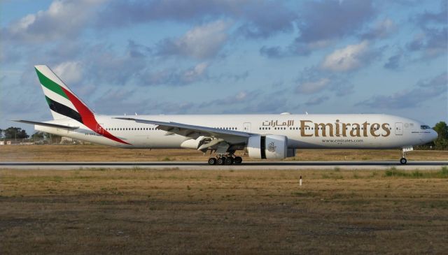 Boeing 777-200 (A6-EPX) - On landing RWY13