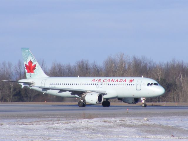 Airbus A320 (C-FDSN) - taxiing to #25 threshhold.