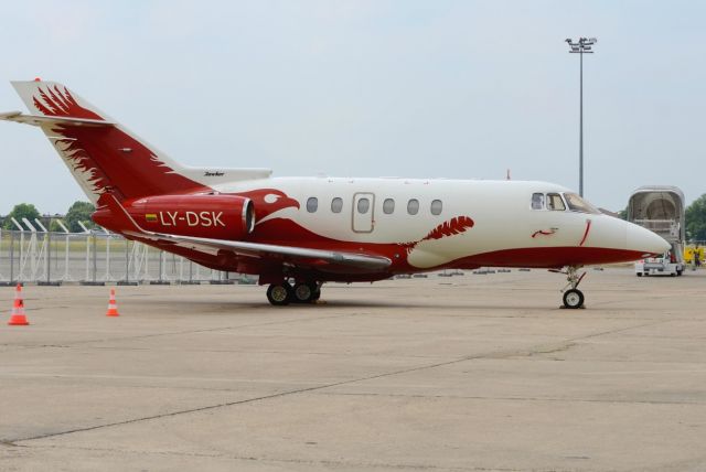 Hawker 800 (LY-DSK)