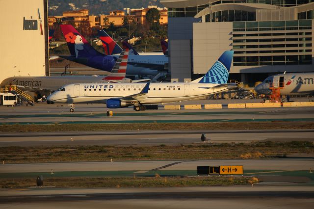 EMBRAER 175 (long wing) (N613UX)