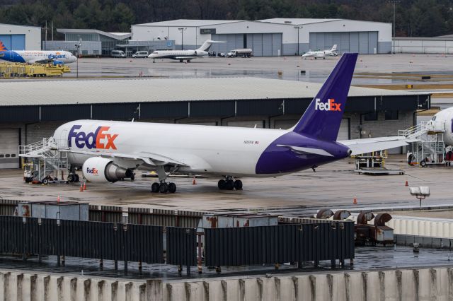 BOEING 767-300 (N279FE)