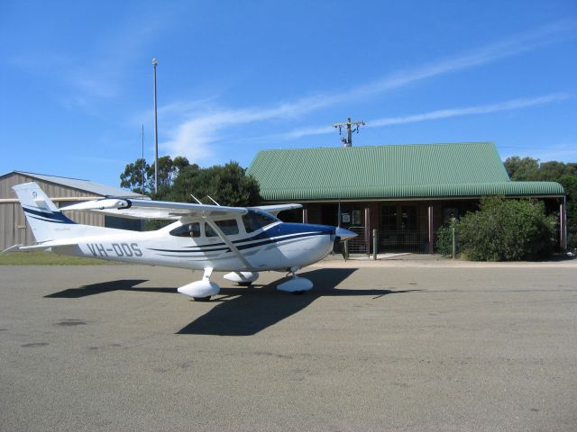 Cessna Skylane (VH-DDS) - DDS parked outside the pas lounge at YORB just before departing for YMMB