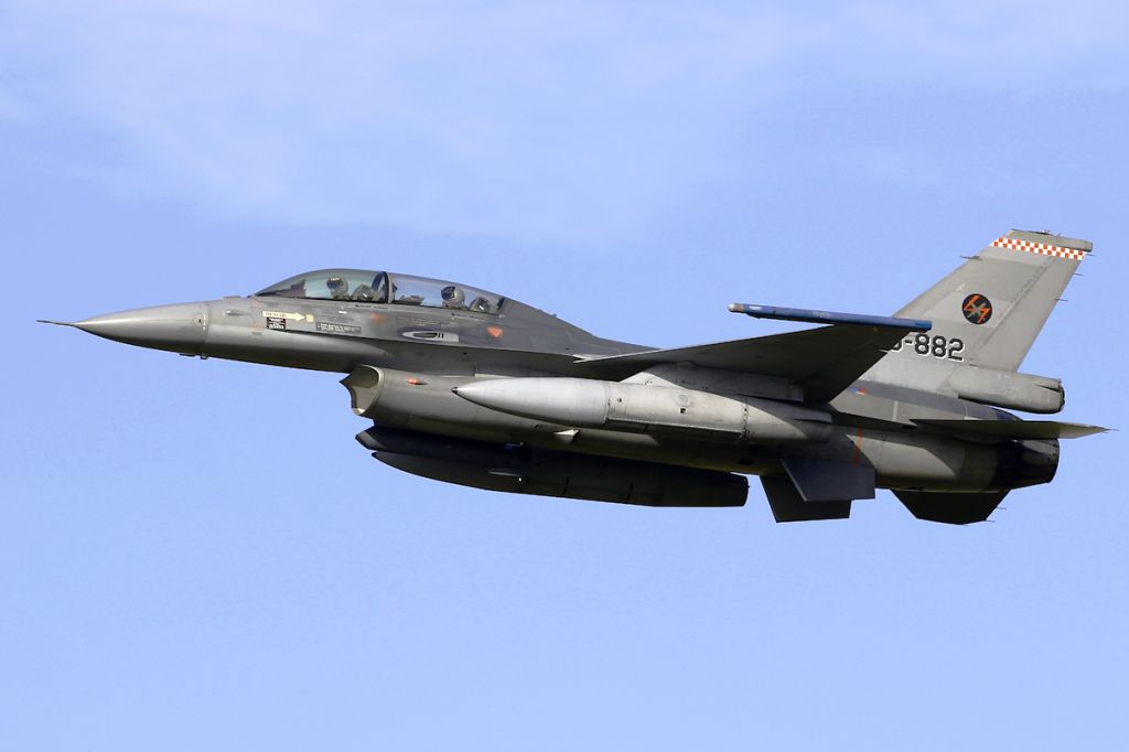 Lockheed F-16 Fighting Falcon (J882)