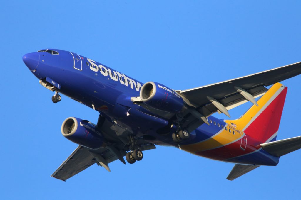 Boeing 737-700 (N7854B)
