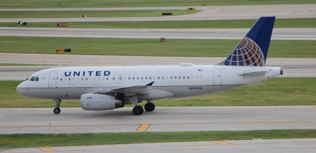 Airbus A319 (N893UA) - 5/29/18  United main line flight taxiing in to the north concourse