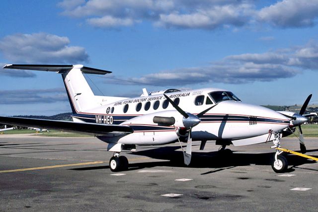 Robinson R-22 (VH-HEO) - ROYAL FLYING DOCTOR SERVICE - BEECH 200C SUPER KING AIR - REG : VH-HEO (CN BL/41) - PARAFIELD AIRPORT ADELAIDE SA. AUSTRALIA - YPPF 14/9/1987