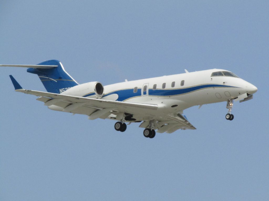 Bombardier Challenger 300 (N520RP) - Landing RWY 20R