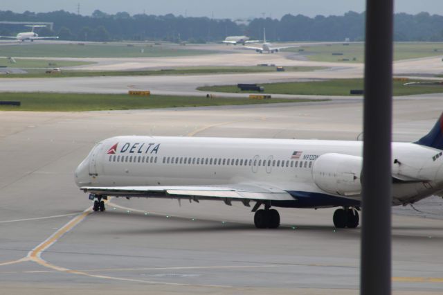 McDonnell Douglas MD-90 (N912DN)