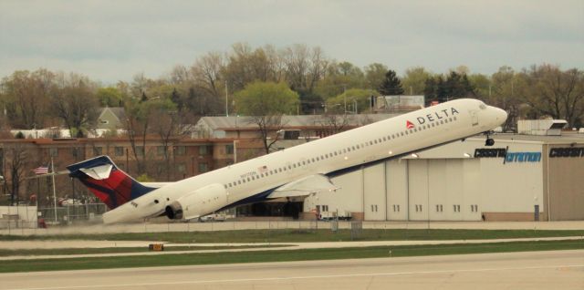 McDonnell Douglas MD-90 (N917DN)