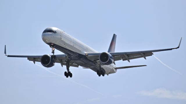 BOEING 757-300 (N581NW) - Delta Boeing 757-351 (WL) on final for Runway 27 in San Diego