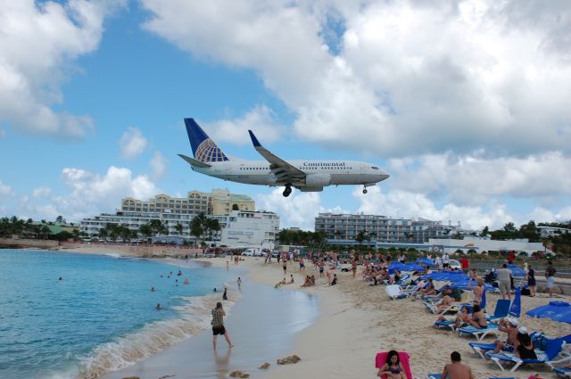 Boeing 737-700 (N27733)