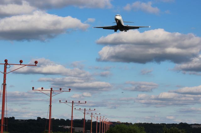 — — - Approach at Runway 30 L Minneapolis