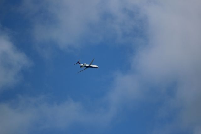 McDonnell Douglas MD-90 (N927DN)