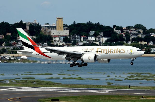 Boeing 777-200 (A6-EMA) - UAE 237 arriving on 15