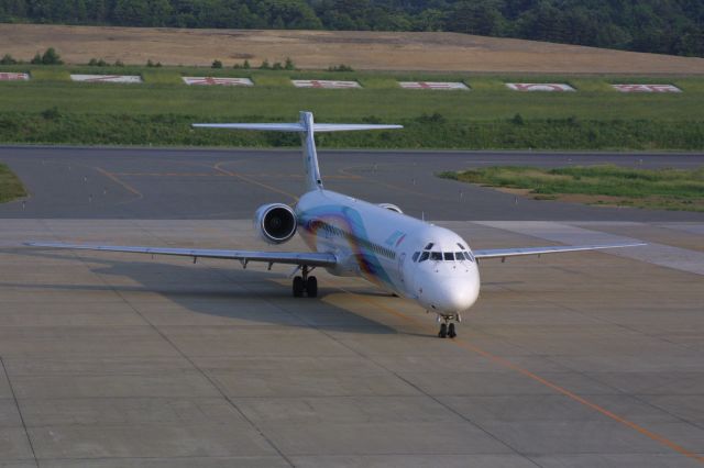 McDonnell Douglas MD-90 (JA8070)