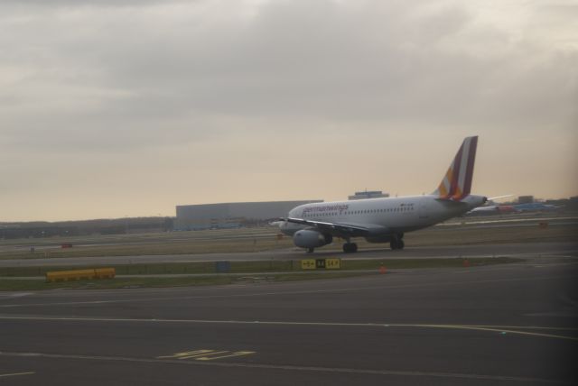 Airbus A319 (D-AGWV) - Germanwings taxi to rwy24