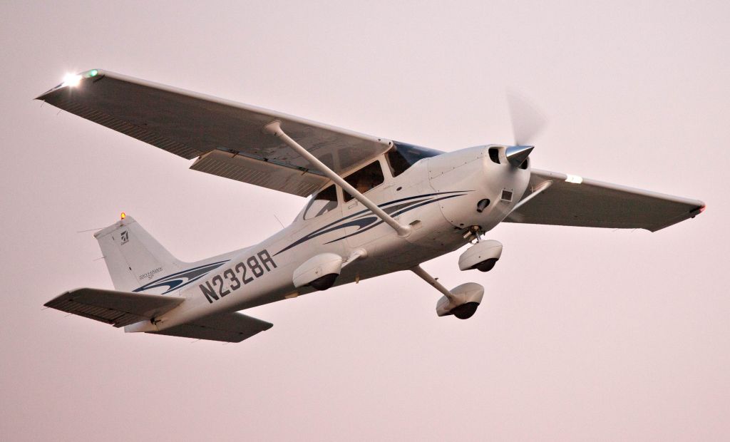 Cessna Skyhawk (N2328R) - Take off at Block Island.