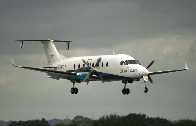 F-HBCB — - Atterrissage du Beech 1900D de Chalair Aviation sur la piste 07R/25L de l aéroport de Brest –Guipavas (BES-LFRB), en provenance de bordeaux.