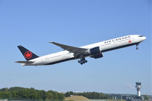 Boeing 777-200 (C-FIVX)