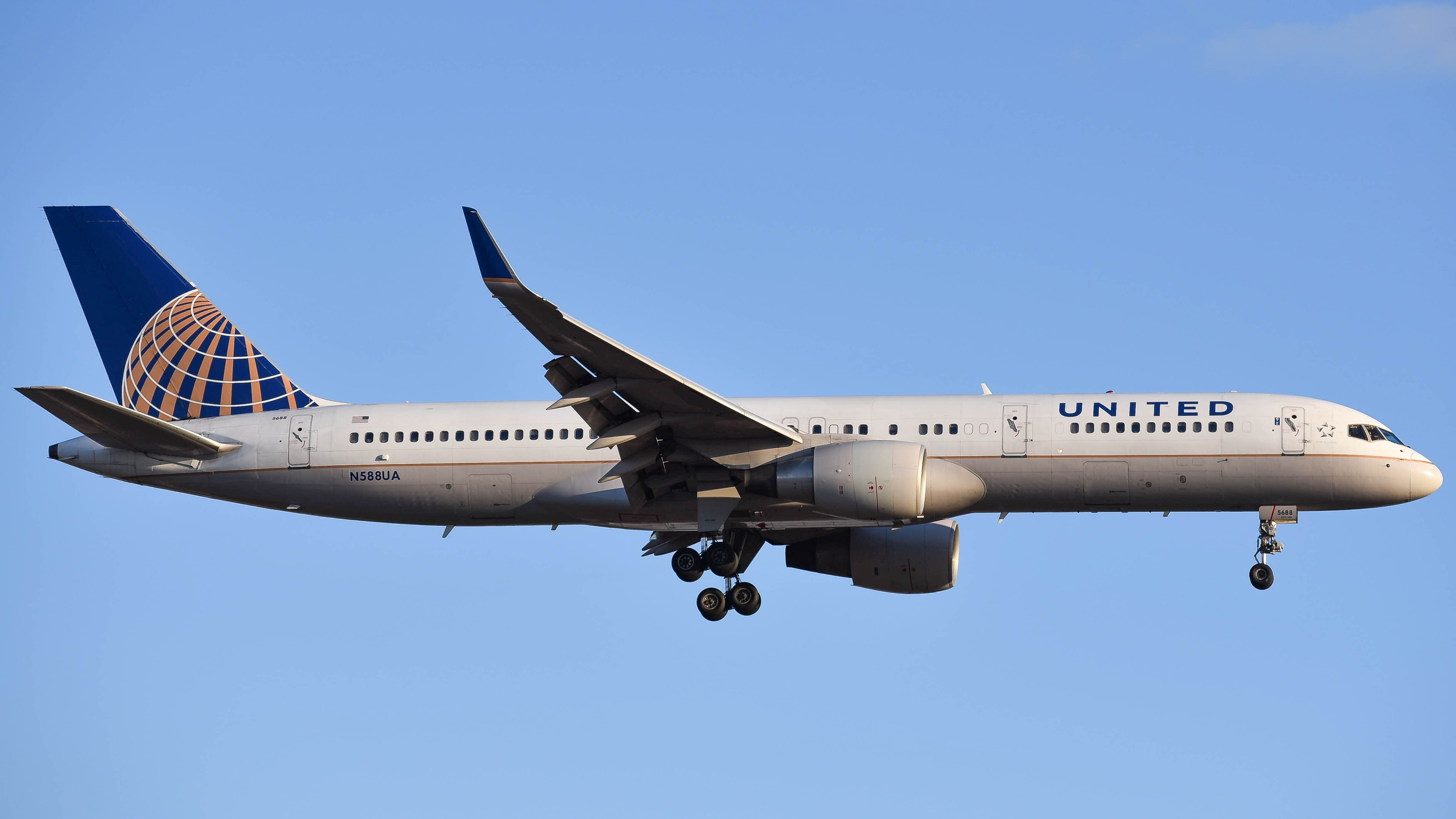 Boeing 757-200 (N588UA) - Arriving from LAX during the golden hour, cant imagine what these passengers were thinking as they stepped out of the plane into 12 degree weather. Much rather be back in LA.