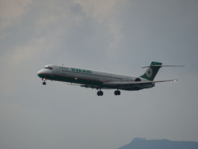 McDonnell Douglas MD-90 (B-17926)