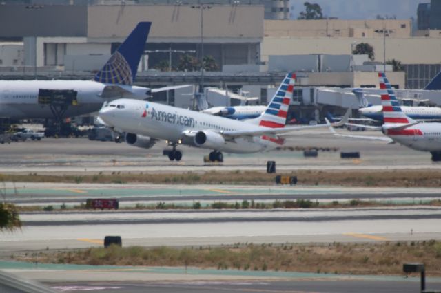 Boeing 737-800 (N908NN)