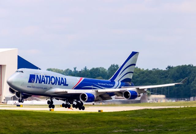 Boeing 747-400 (N919CA) - national landing runway 18 left