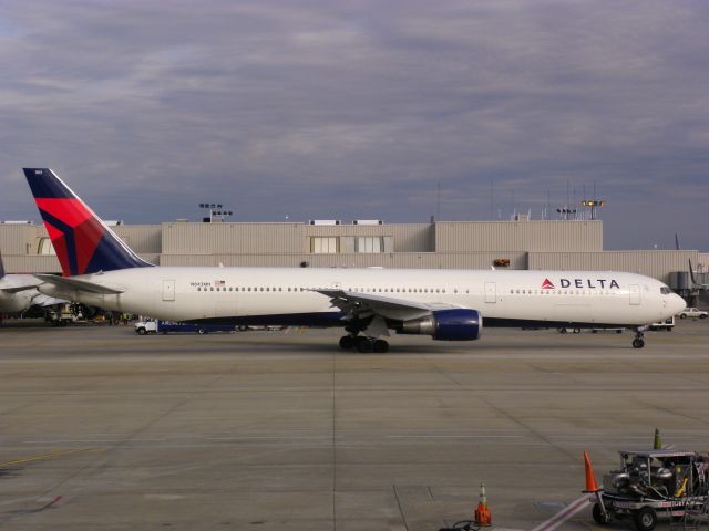 BOEING 767-400 (N843MH)