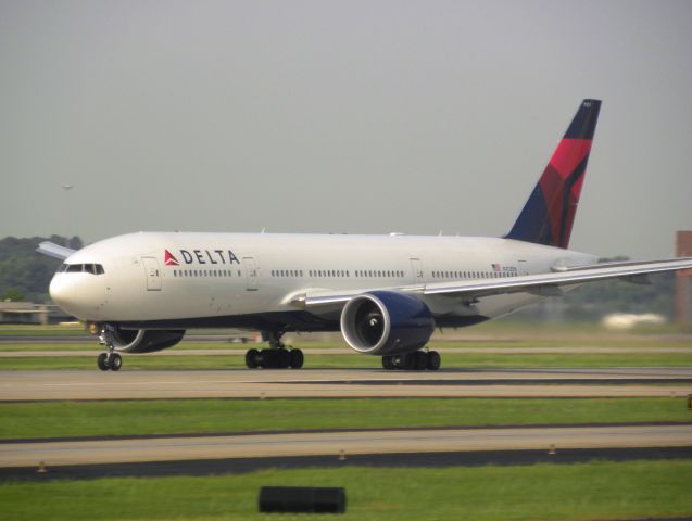 Boeing 777-200 (N703DN)